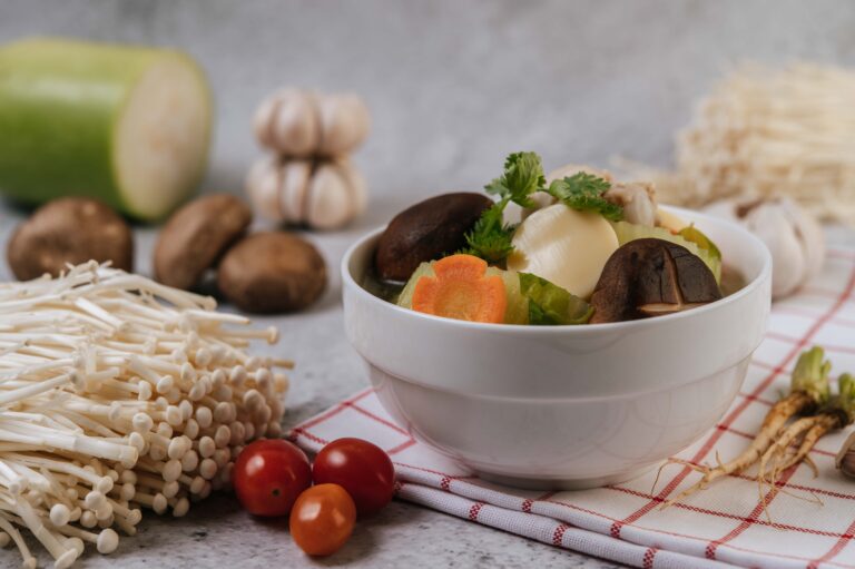 海苔、菇類有維生素B12嗎？全素飲食應如何建立穩定來源？解釋食品標示、強化食品與補充品的差別，以及有症狀時為何需要檢查。