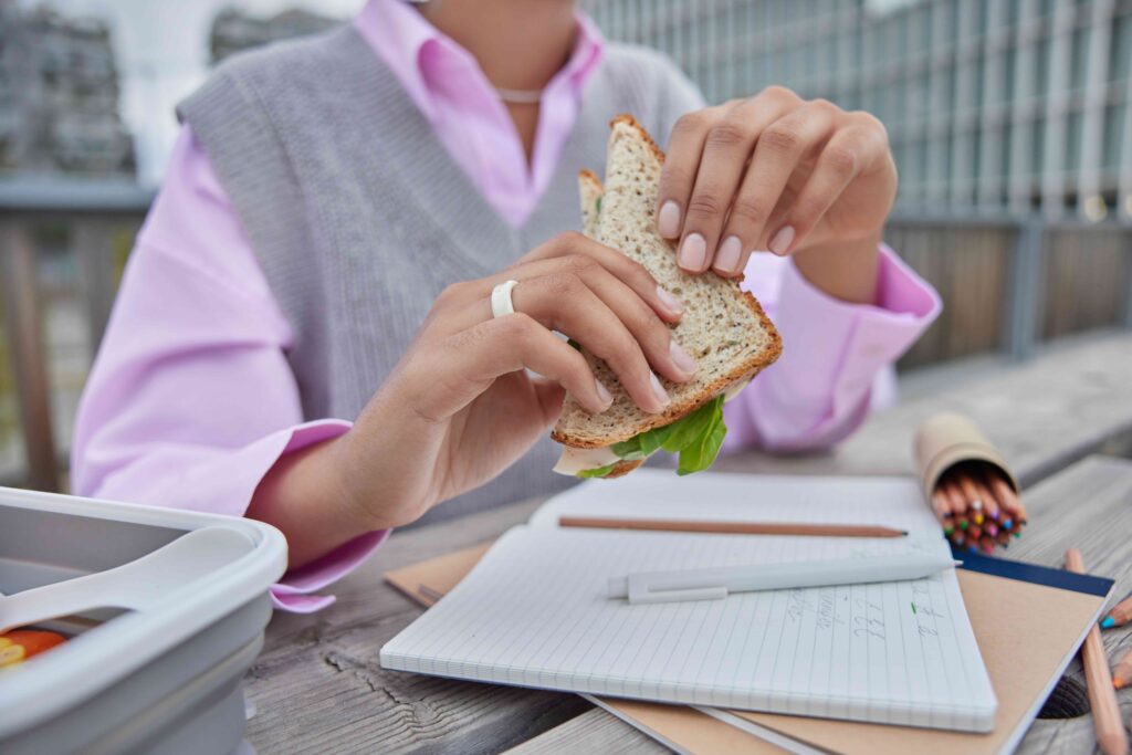 從早餐飯糰、午餐便當到晚餐豆腐與地瓜，示範一日餐點搭配，教你看懂營養標示中的蛋白質、膳食纖維和鈉，並依實際攝取量調整。