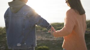 他的手都伸過來了，卻停在半空中問「可以牽妳嗎」？別以為他不夠喜歡，有些星座男越心動越小心，最在意的是妳舒不舒服。看看妳的他有沒有上榜。