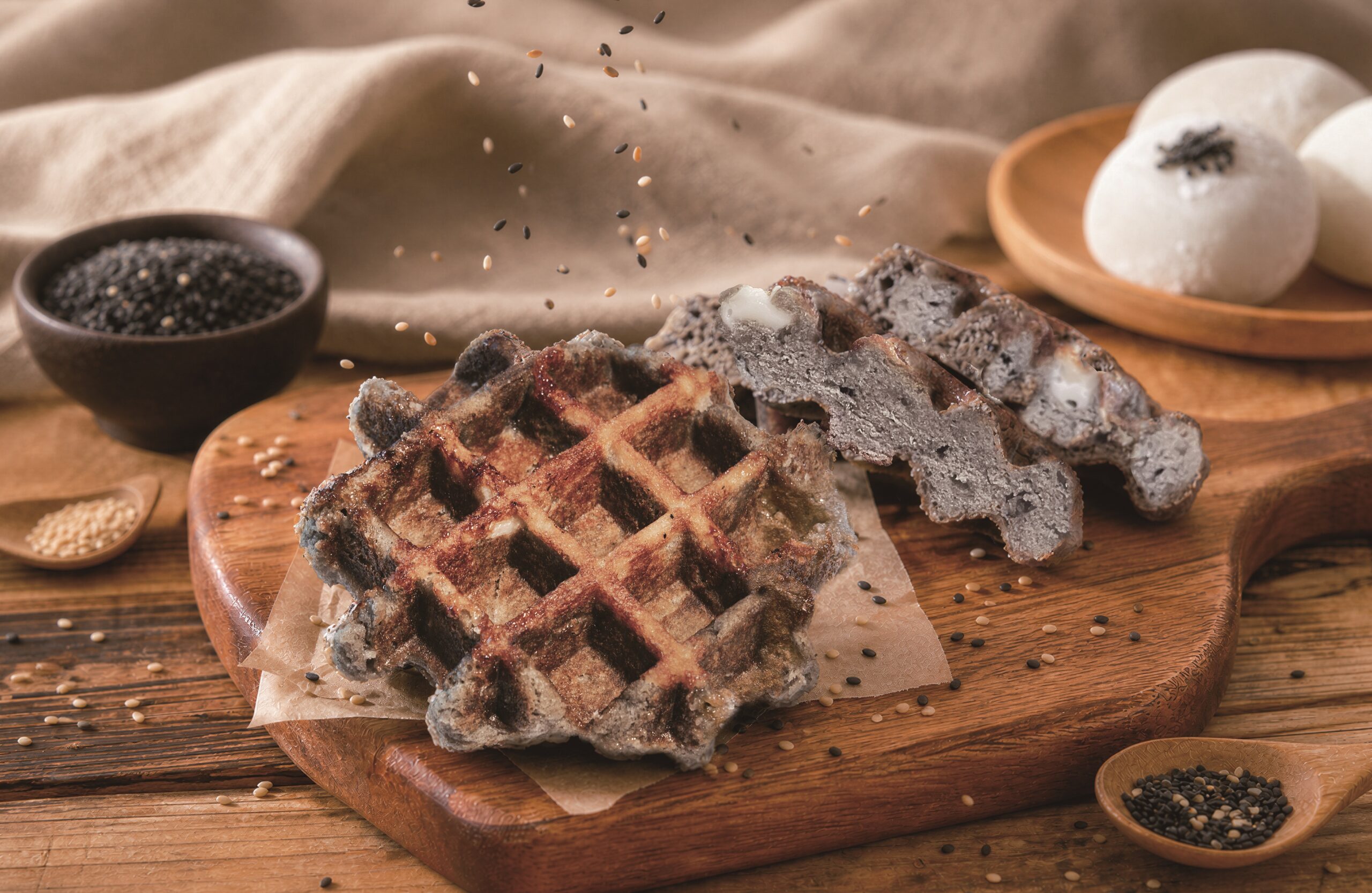 BEL BUTTER WAFFLE 特別推出限定「芝麻麻糬」口味，成為台灣首店最具在地特色的一片鬆餅。(圖/日樂芙台灣)