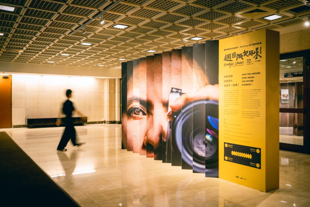 展覽入口以視角轉換呈現移工的多重身分。(圖/One-Forty)