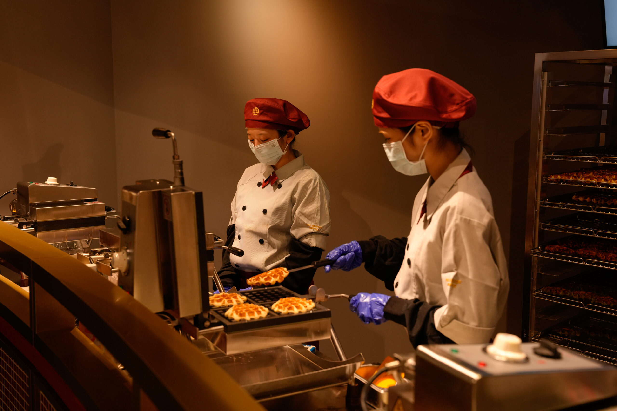 現場職人以專業烤模逐片現烤，還原東京門市最具代表性的現烤體驗(圖/日樂芙台灣)