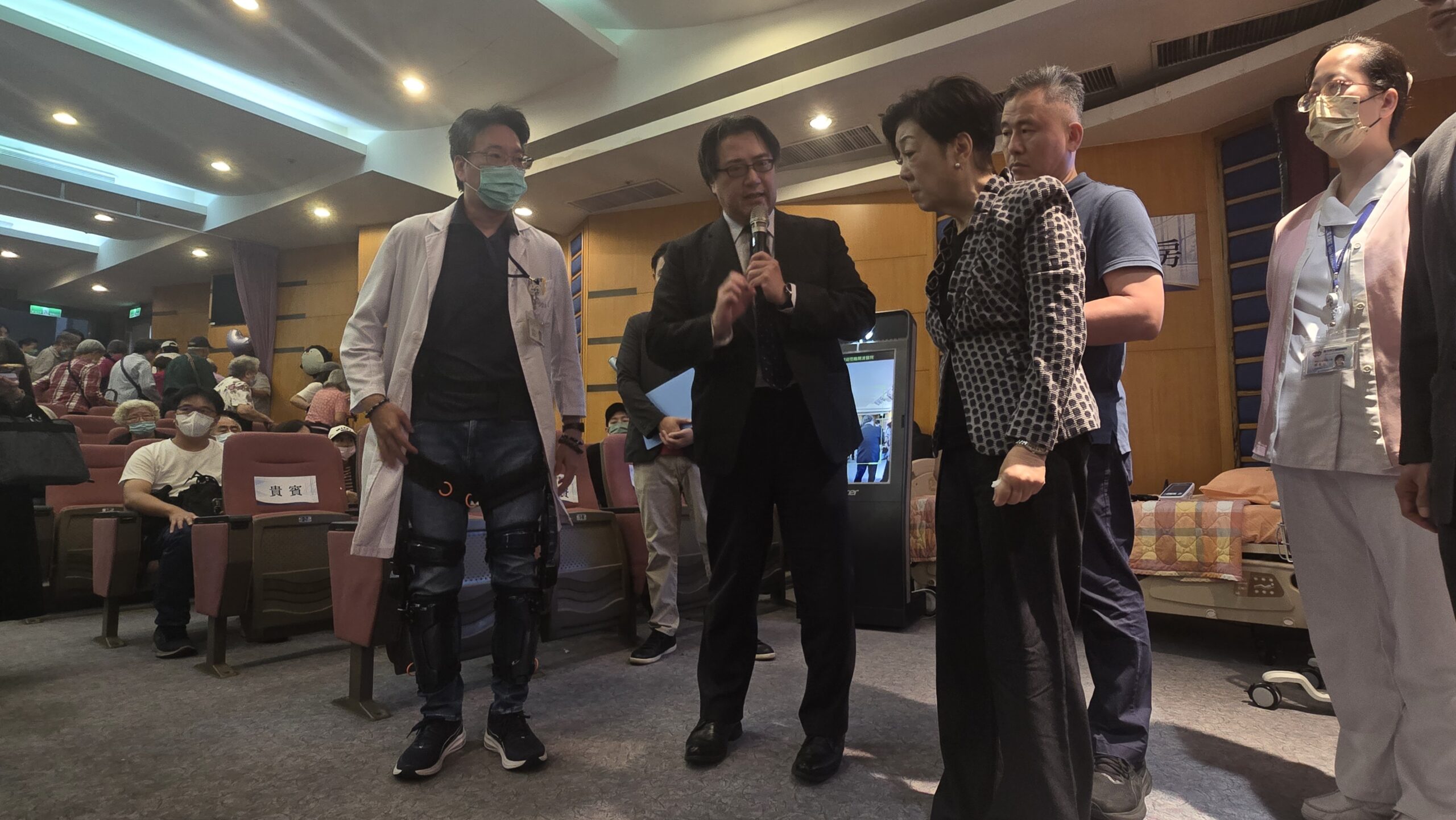 圖/關渡醫院陳亮恭院長介紹由台積電慈善基金會贊助弱勢族群使用的行走支撐設備，避免老齡因肌力或骨質流失而跌倒。(台積電慈善基金會 提供)