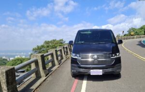 駕駛著福斯T6九座車，年過中旬的高勳國操控自己的方向盤，持續在人生道路上奔馳(圖/高勳國)