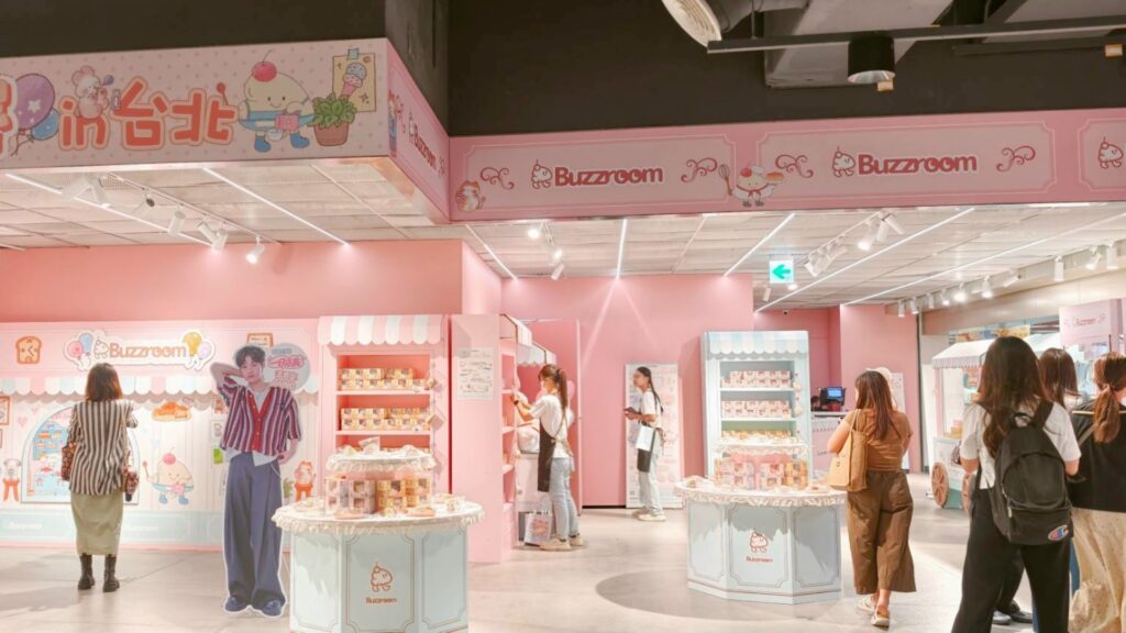 Buzzroom「不能吃的蛋糕店」台北快閃店設於DREAM PLAZA B2特賣場，粉嫩店面佈景與甜點陳列台吸引民眾駐足挑選(圖/Buzzroom)