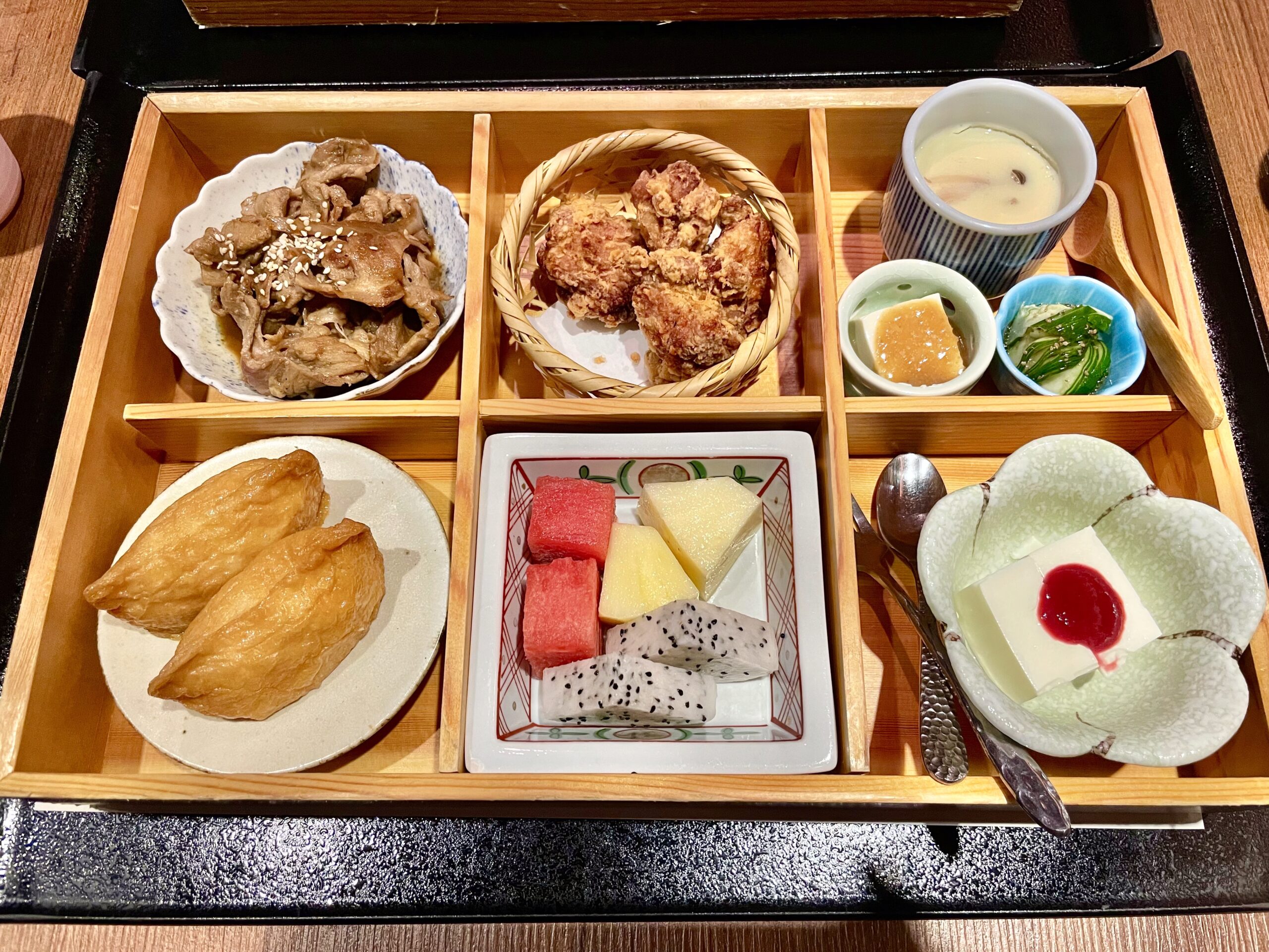 兒童御膳以繽紛的六宮格餐盤呈現，內含醬燒肉片、酥炸雞塊、茶碗蒸、稻荷壽司、水果與甜點（圖／李昭弘）