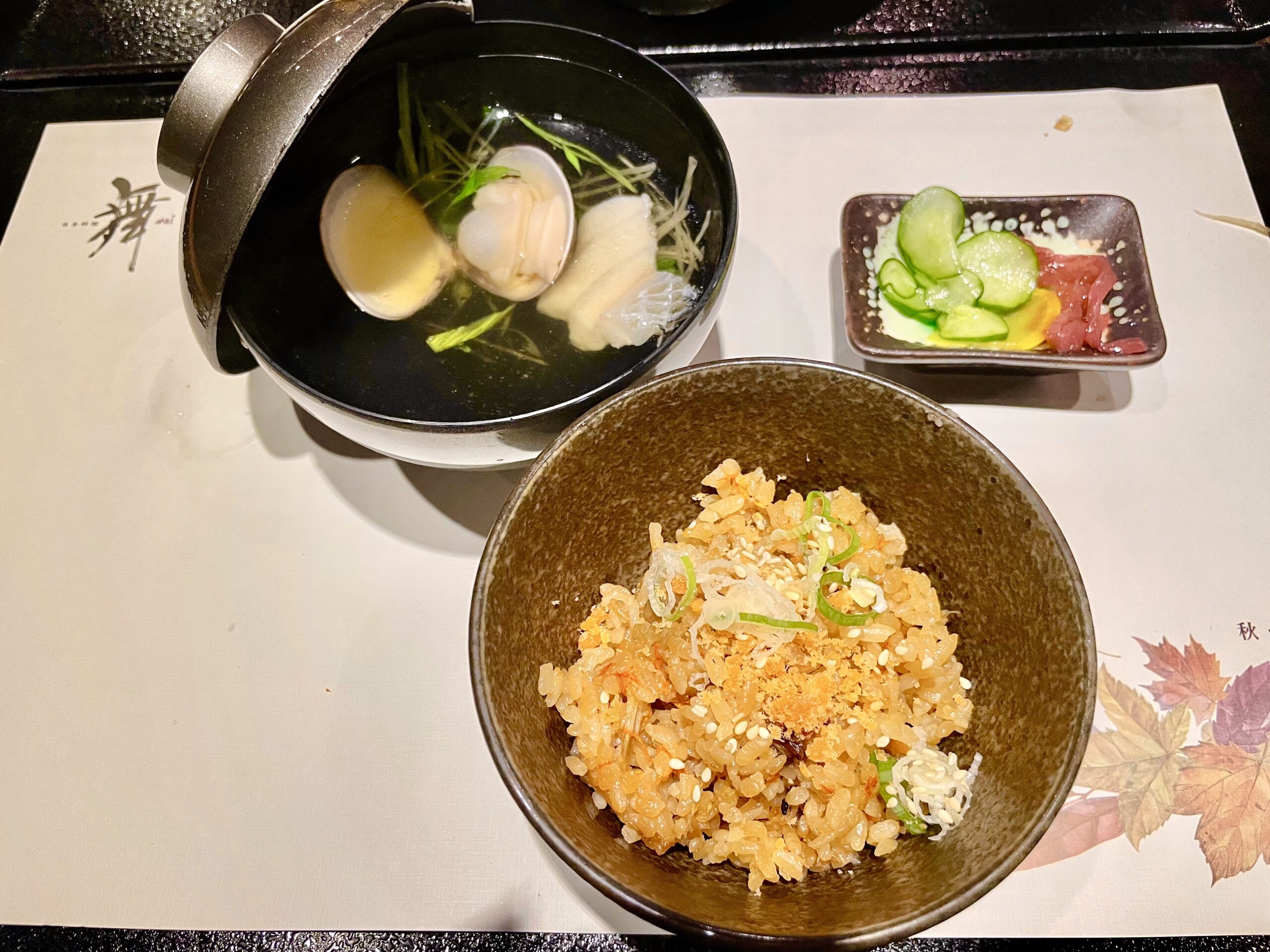 鮭魚卵蔥花炊飯與碩大鮮蛤清湯，再附上手作漬物，為食事畫下清爽句點（圖／李昭弘）