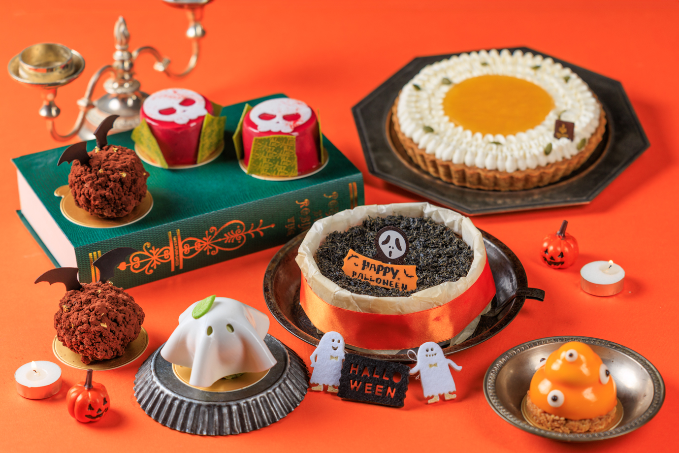 「品頌坊」推出「Trick or Treat！萬聖甜點狂歡季」，將幽靈、大眼怪、小惡魔與萬聖節「禁果」等意象化為造型甜點。(圖/JR東日本大飯店台北)
