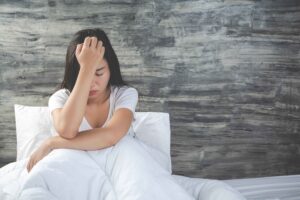 睡不著反而該晚點上床？失眠的人常提早上床、躺著硬撐、週末補眠，卻越補越難睡。整理失眠的3個反直覺真相、睡眠專家常用的睡眠限制法怎麼做，以及失眠多久該就醫、有哪些不吃藥的治療方式。