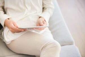 凍卵前通常要先完成病史詢問、抽血與超音波評估。本文整理初診會做的檢查、「養卵」與保健品目前的證據程度、體重對療程與麻醉的影響,以及哪些婦科狀況需要先和醫師討論。