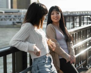 結婚後跟姊妹從每週聚會變成一年見一次，連她換工作都是看限動才知道。明明沒吵架，怎麼就走散了？3個心態，重新理解婚後友情。