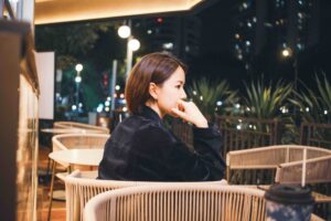 吵完架腦中閃過離婚,隔天又得照常準備孩子早餐。想離婚卻沒離開,可能卡在感情、生活與經濟。決定之前,先問自己的3個問題。