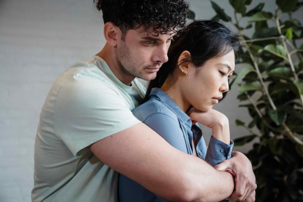 老公和女同事聊得熱絡、對前任頻繁互動，還說「只是朋友」。婚姻中的灰色地帶怎麼看？4種常見狀況與界線溝通方式。