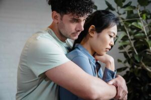 老公和女同事聊得熱絡、對前任頻繁互動，還說「只是朋友」。婚姻中的灰色地帶怎麼看？4種常見狀況與界線溝通方式。