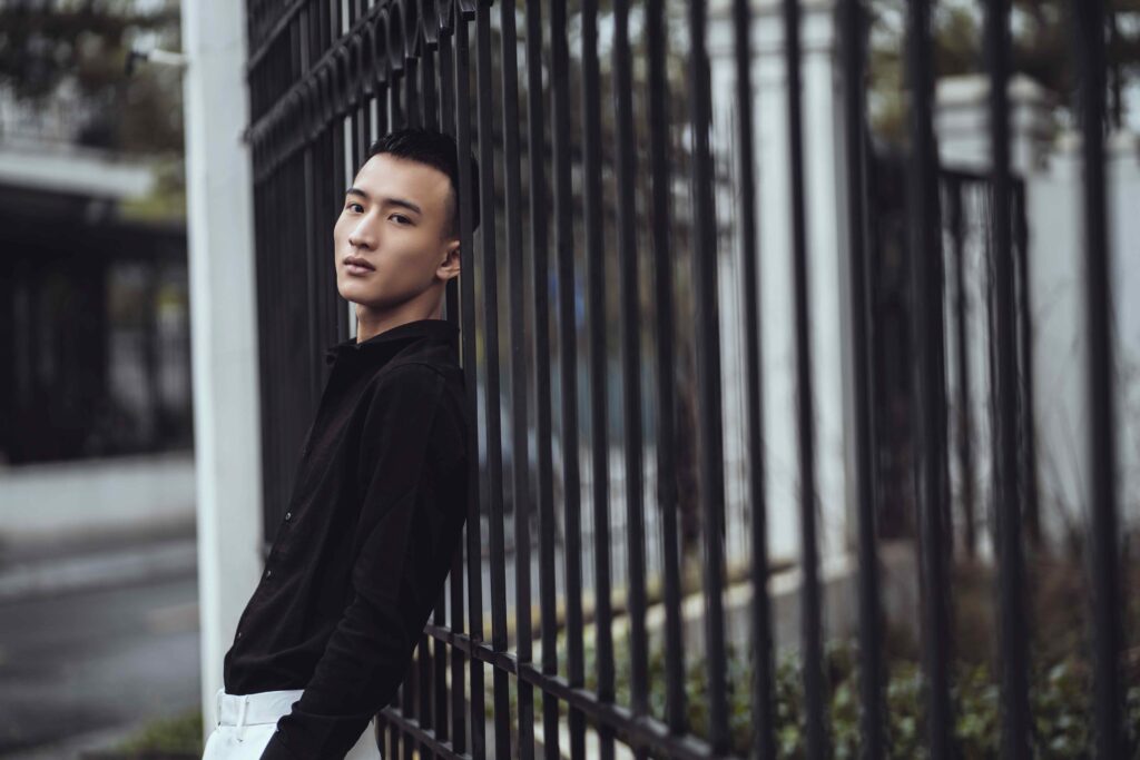 摩羯男不常把愛掛在嘴邊，卻會把妳寫進他的時間、存款和未來計畫。從曖昧時怎麼出現、冷戰時為什麼沉默，到婚後怎麼扛起一個家，一次讀懂他的真心。
