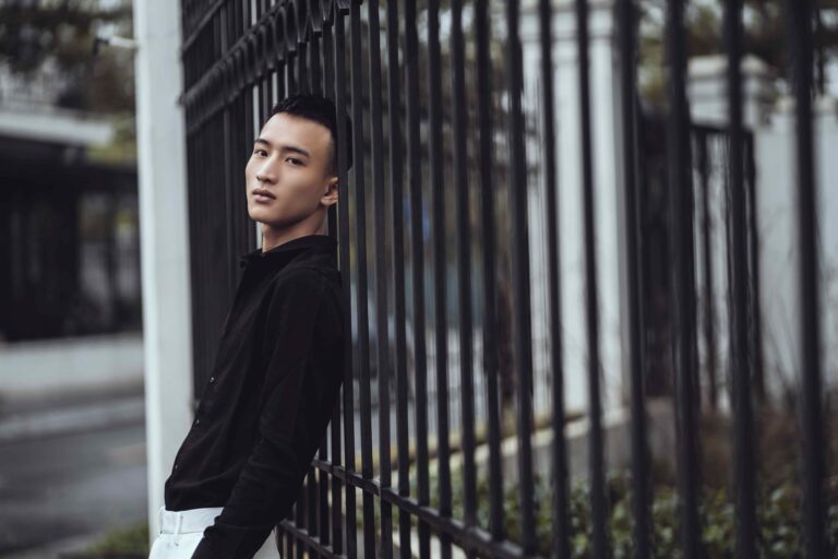 摩羯男不常把愛掛在嘴邊，卻會把妳寫進他的時間、存款和未來計畫。從曖昧時怎麼出現、冷戰時為什麼沉默，到婚後怎麼扛起一個家，一次讀懂他的真心。