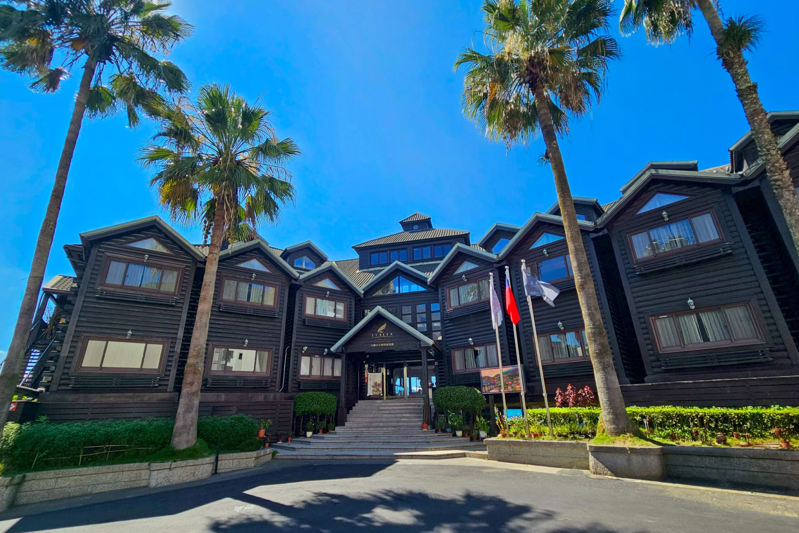 持1張聯合住宿券，平日加價入住力麗日月潭哲園會館，再享餐飲滿額折抵300元，沉浸檜木香氛的療癒時光(圖/力麗觀光)