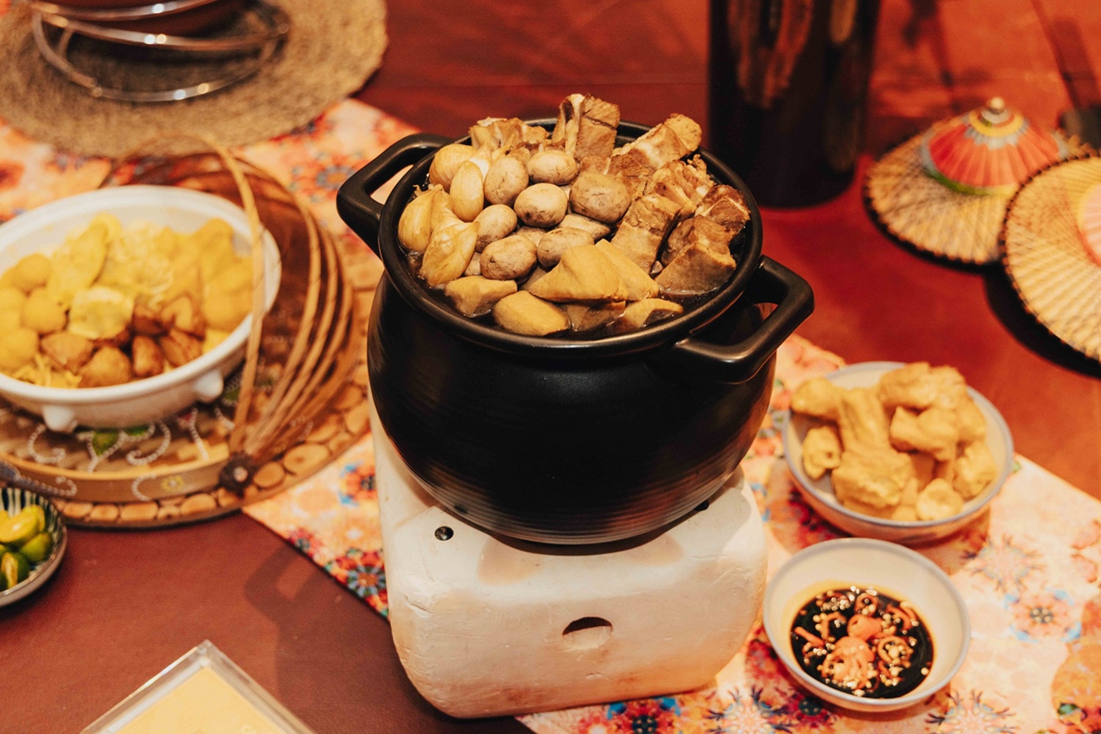 凱菲屋大馬經典必嚐「肉骨茶」，湯頭醇厚甘香(圖／台北君悅酒店)