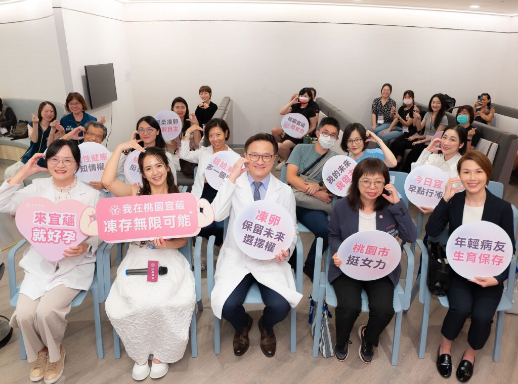 桃園宜蘊朱伯威院長，攜手藝人臧芮萱、婦幼局長杜慈容、年輕病友協會理事長潘怡伶與桃園凍卵女性們共同響應。（圖／宜蘊醫療）